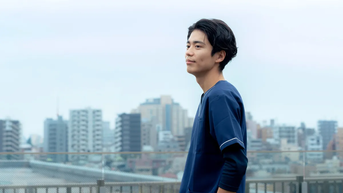 屋外で遠くを見つめる男性の柔道整復師