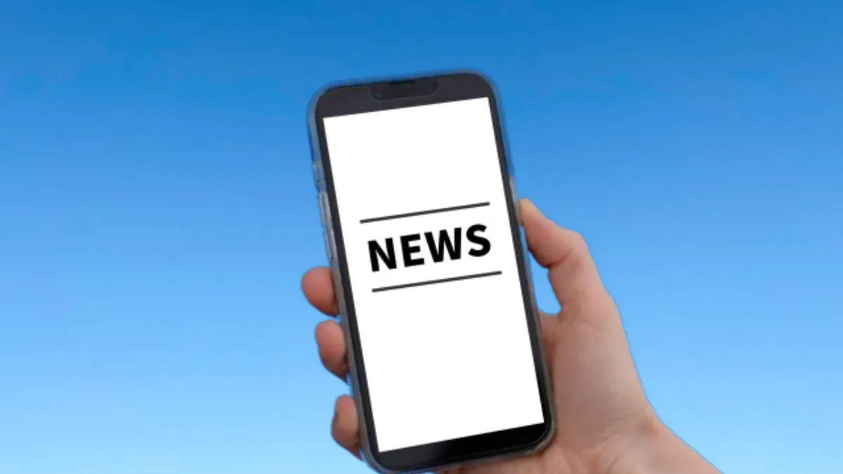 スマートフォンでニュースを確認する手元