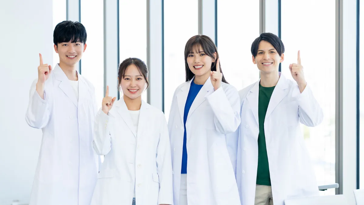 注意点を指で示す複数の薬剤師