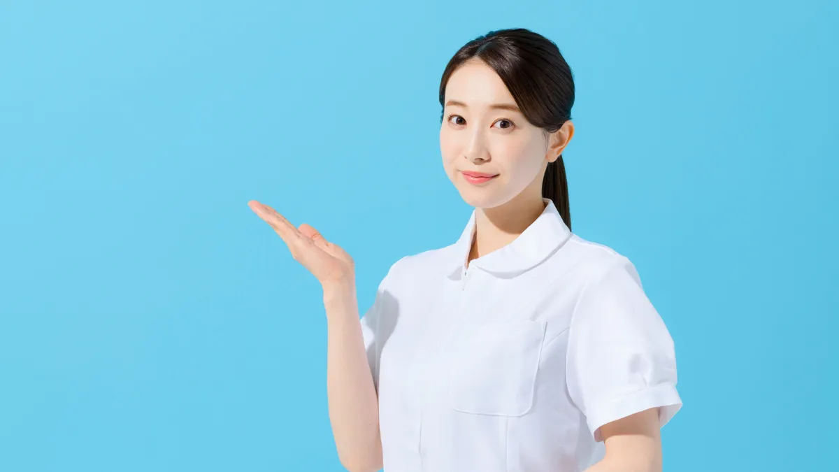 よくある質問に答える女性薬剤師