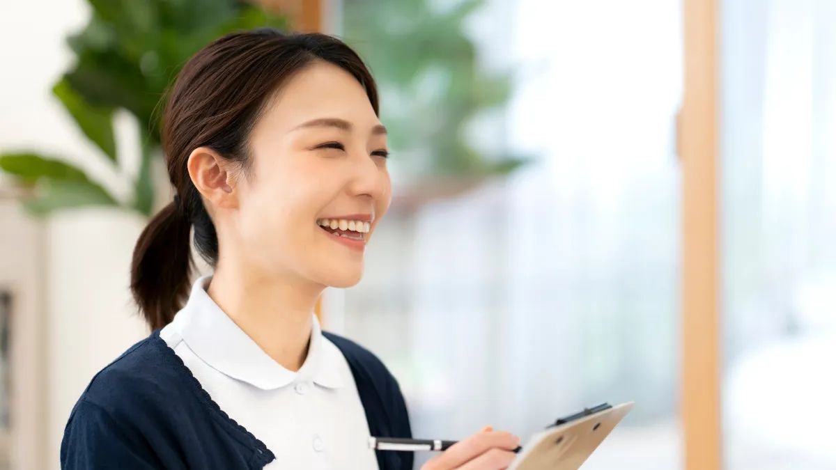 書式を確認しながらメモを取る薬剤師の女性