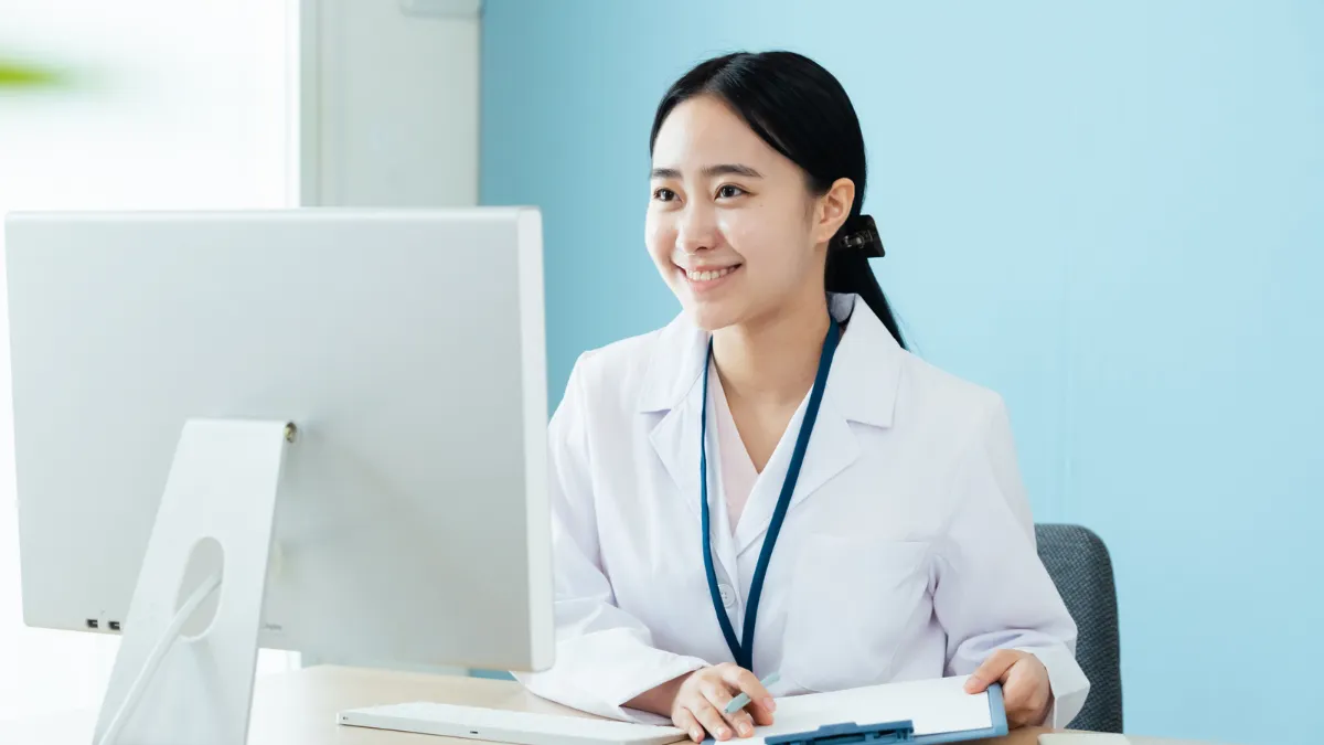 デスクで職務経歴書を作成する薬剤師