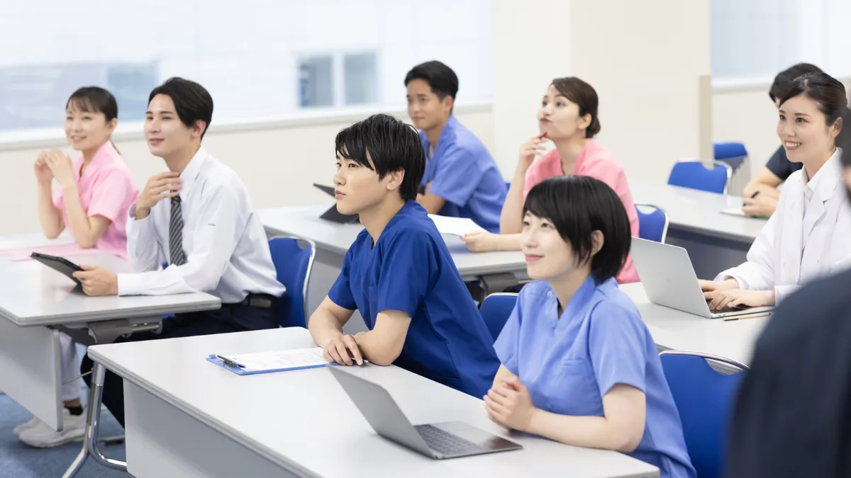 スクラブや白衣を着た医療職の勉強会の様子