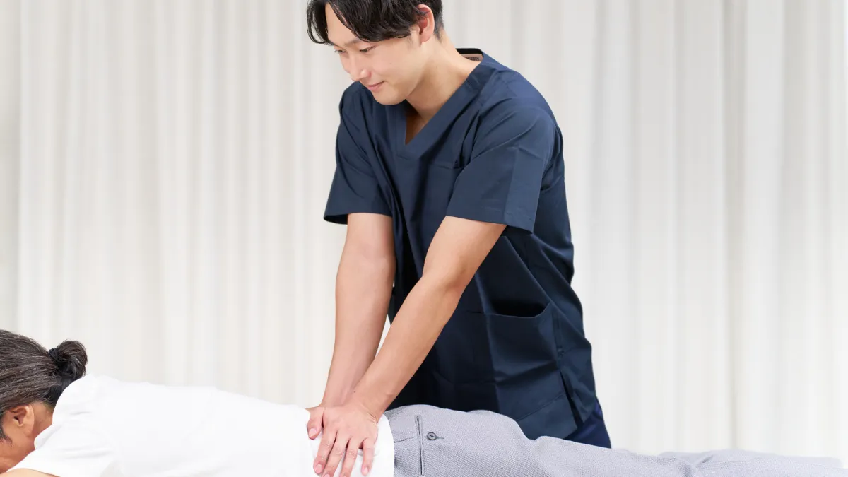 整骨院で腰の施術を行う柔道整復師