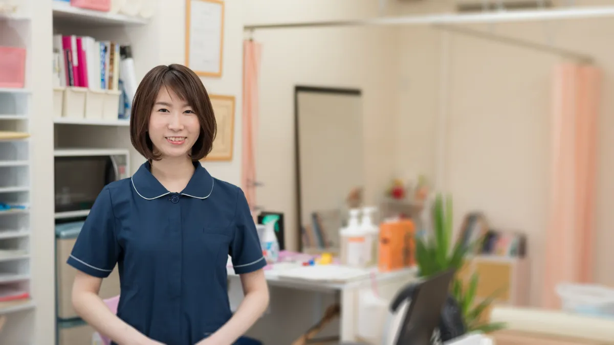 鍼灸院の受付で働く女性の鍼灸師