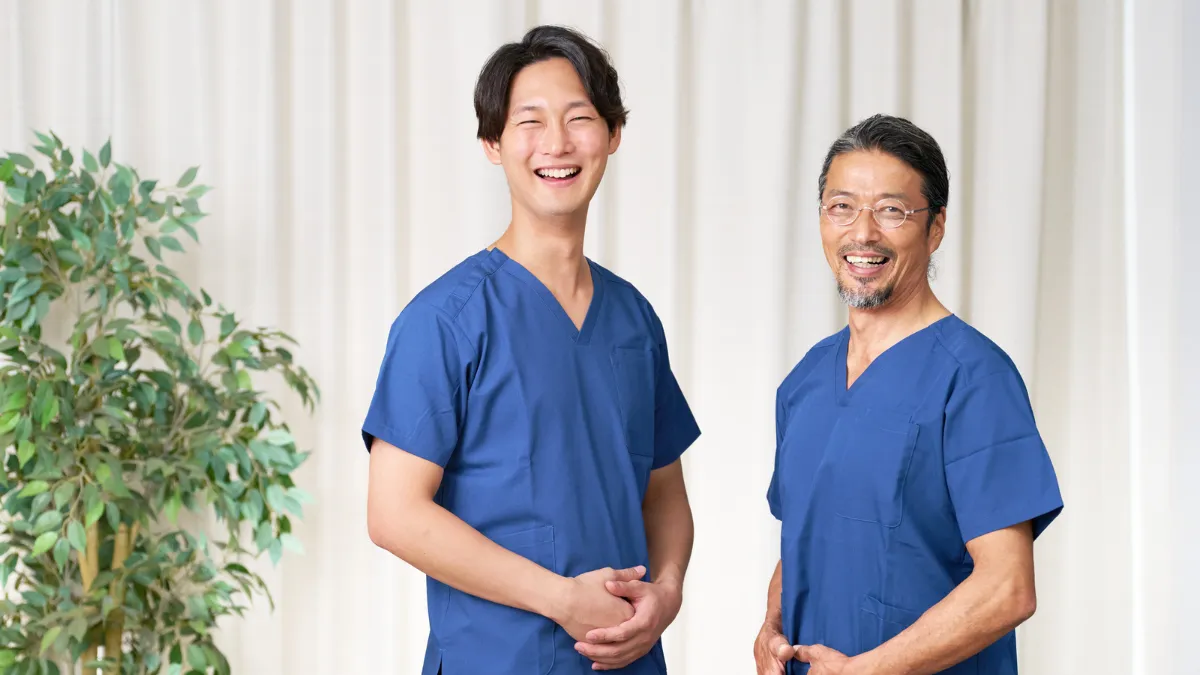 笑いあう2人の鍼灸師