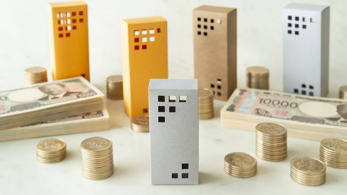 積み上がった一万円札と五百円硬貨