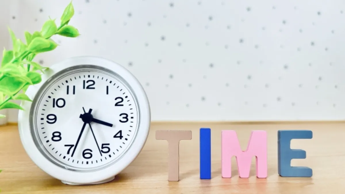 TIMEと書かれたブロックと置時計