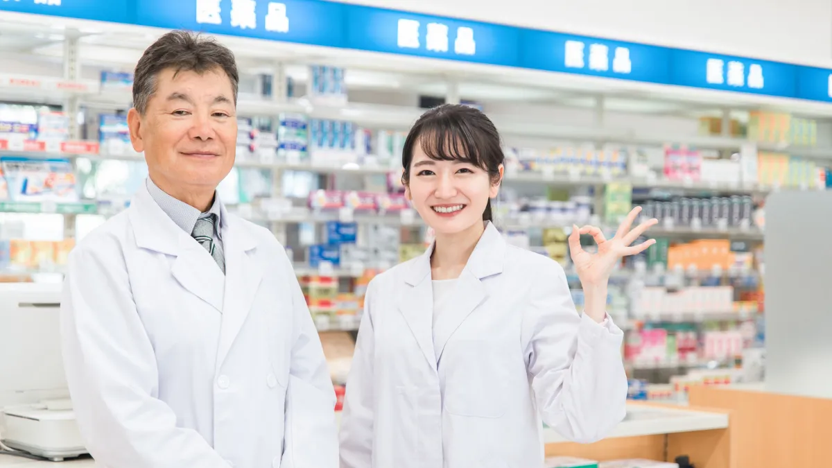 調剤薬局で丸サインをする笑顔の薬剤師