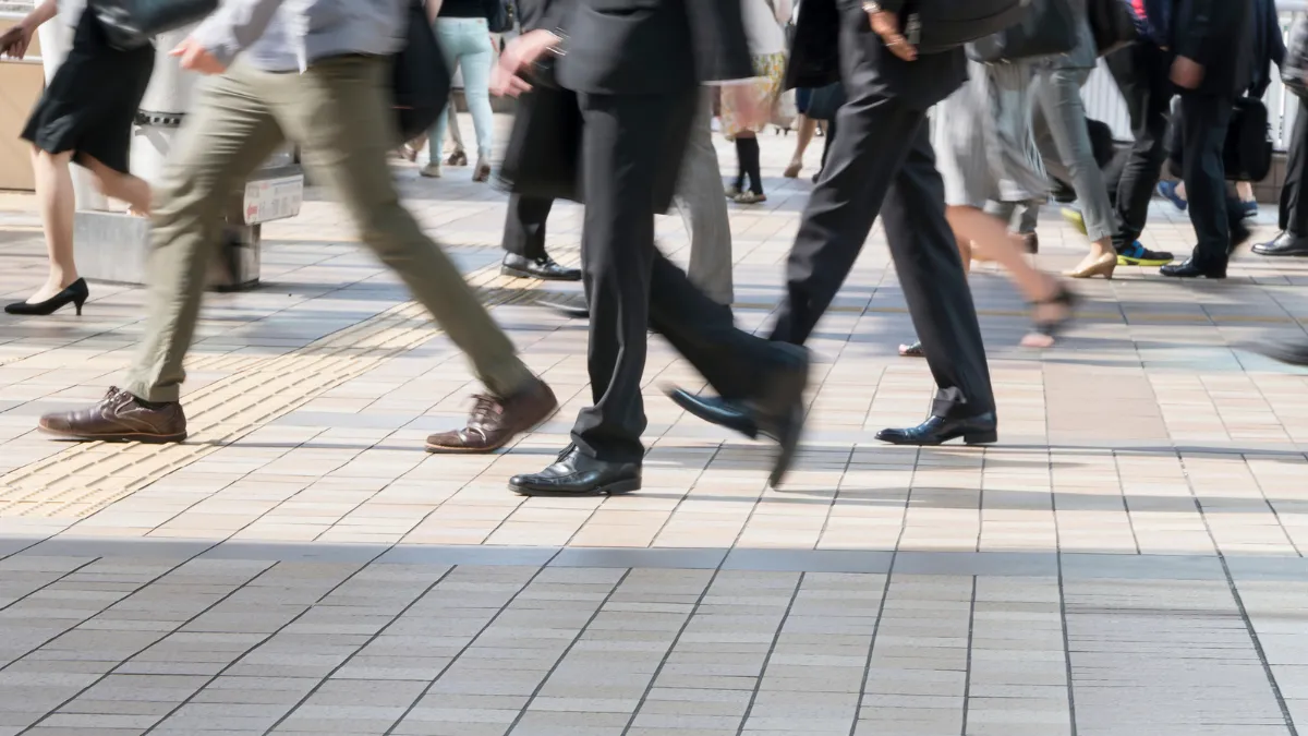通勤するスーツ姿の人々の足元