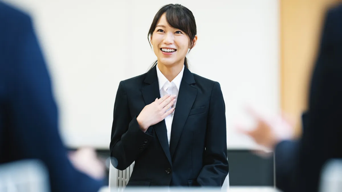 転職面接で自己アピールする女性