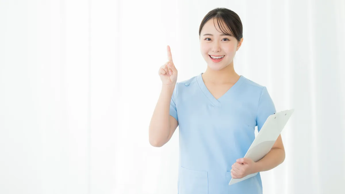健診センターで検査項目を指し示す看護師