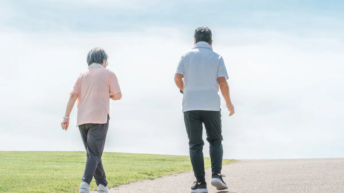 晴れた日にウォーキングをする高齢の夫婦