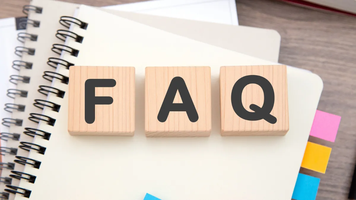 FAQと書かれたブロックと付箋の貼られたノート