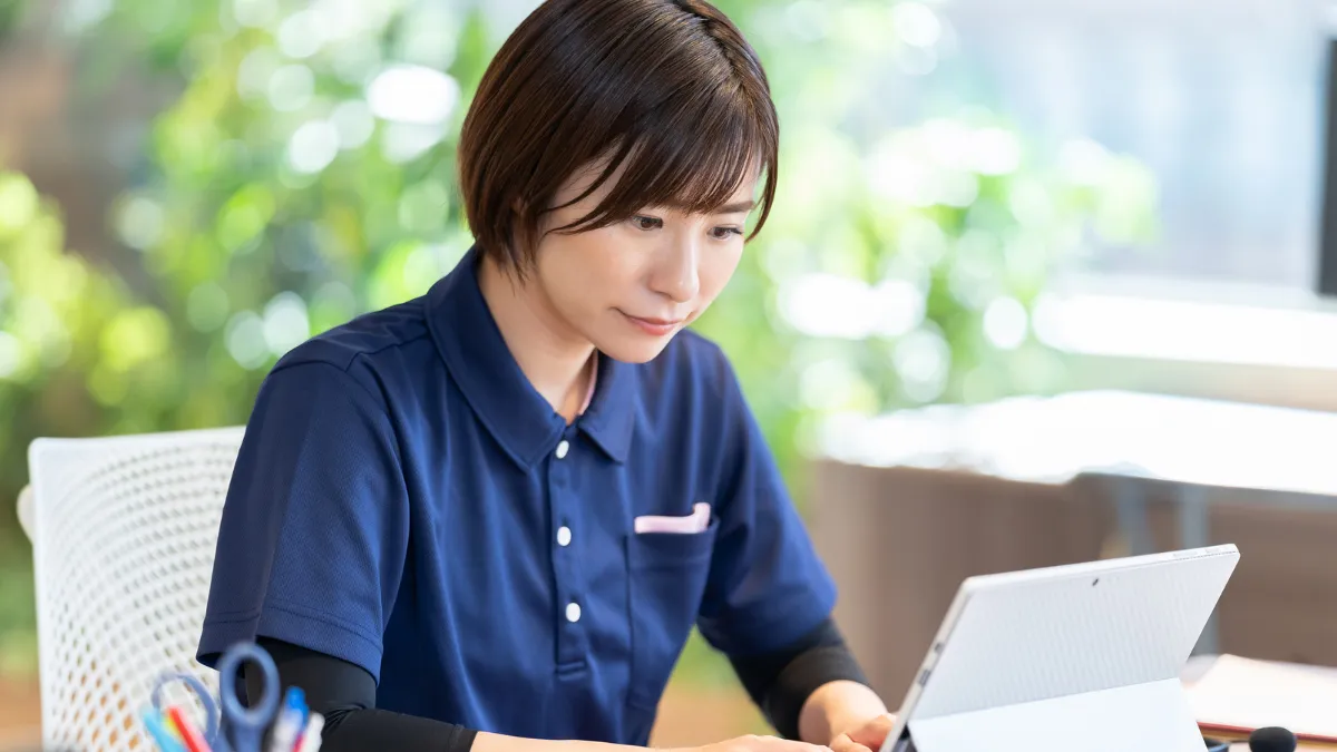 施術内容をカルテに記録する柔道整復師