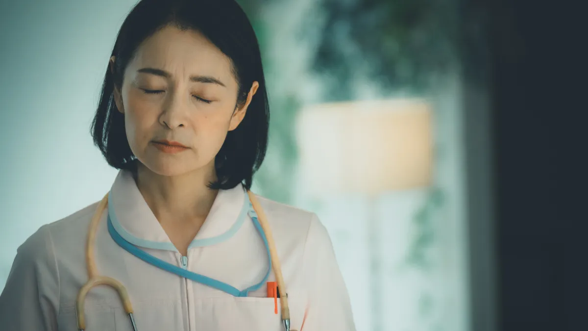 夜勤で疲れた表情の看護師