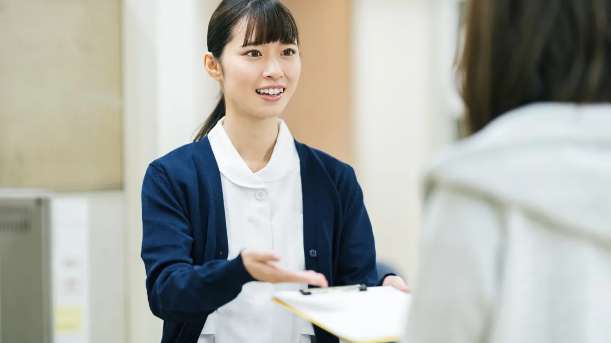 問診票の内容を患者さんに確認してもらう看護師