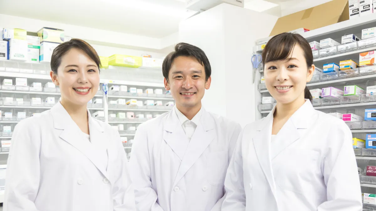 調剤室で笑顔を見せる3人の薬剤師