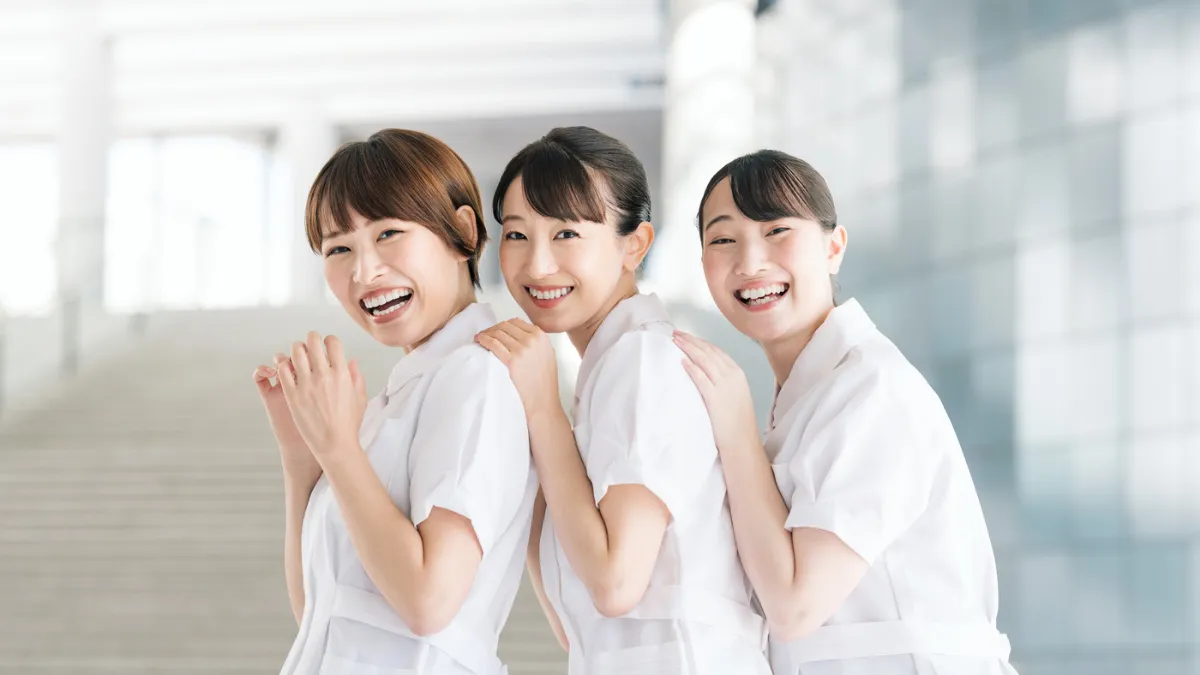 老健で横並びに立つ3人の看護師