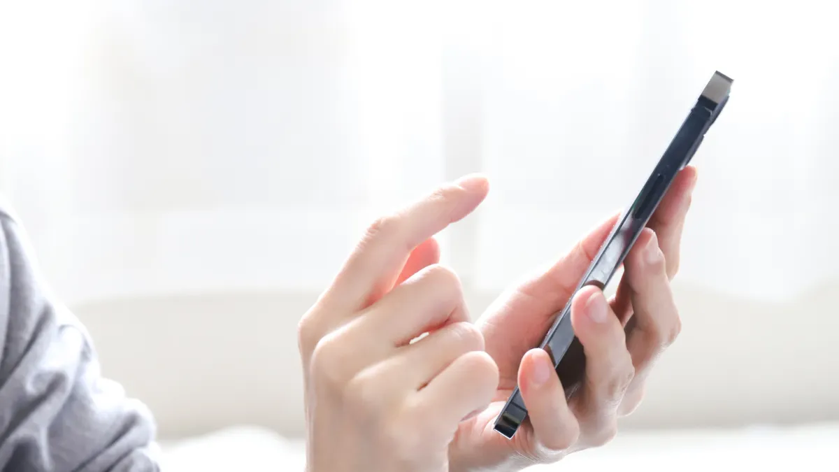 私用のスマートフォンで転職先とやり取りする手元