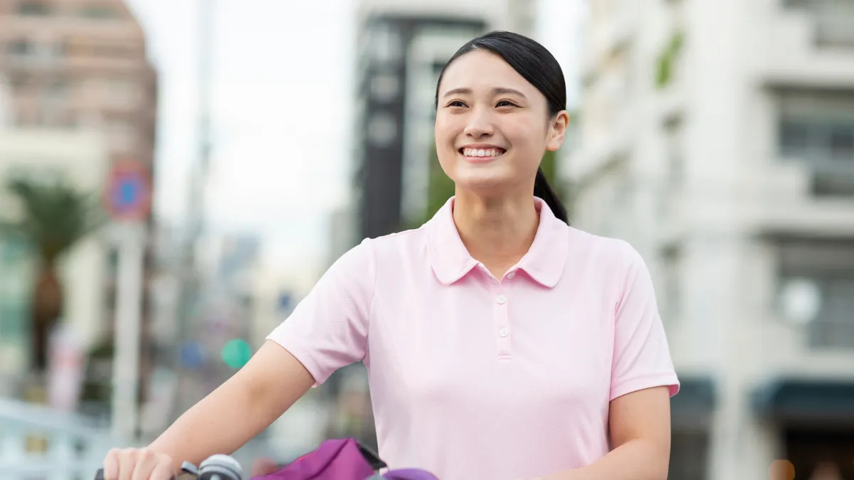 自転車で訪問看護先へ向かう看護師