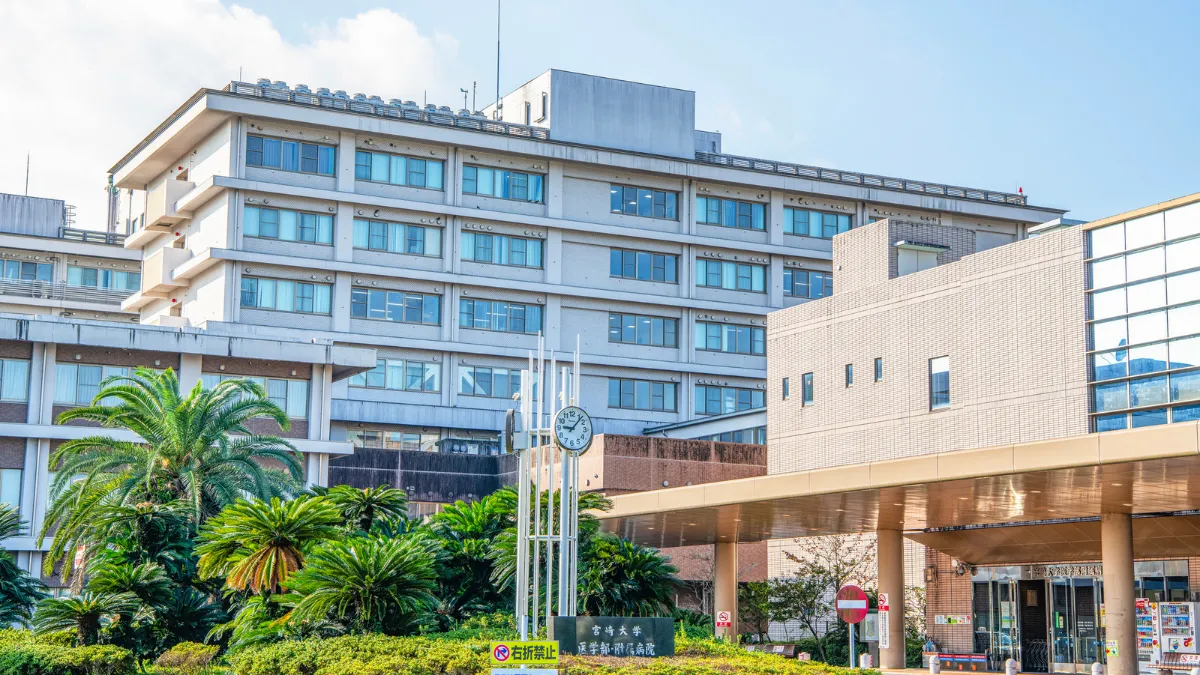 地方にある大学病院の外観