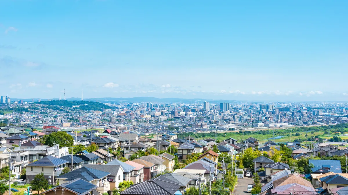 山を望む青空の住宅街