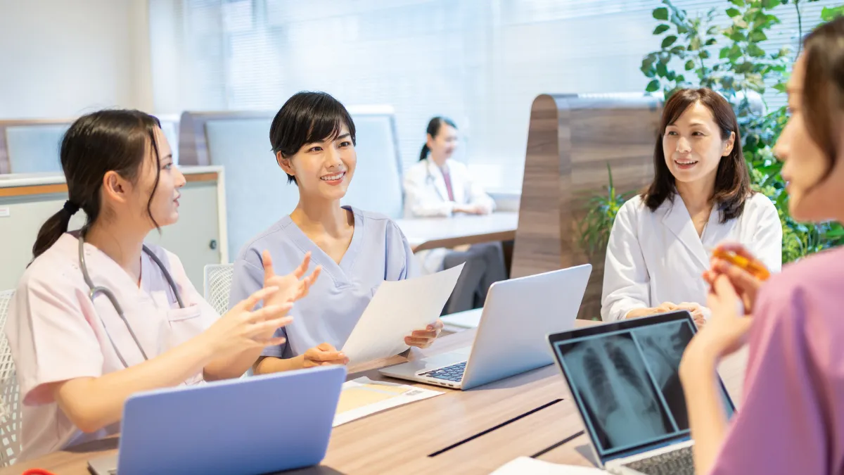 他職種と打ち合わせをする看護職