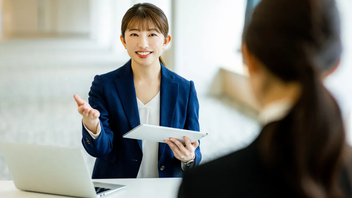 採用面接で面接官が質問している様子